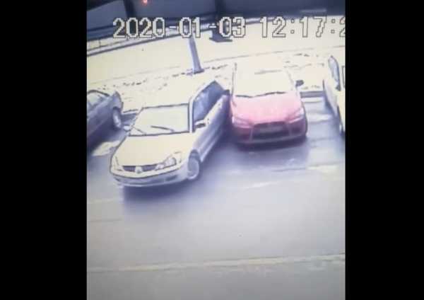 В Брянске неумелый водитель повредил иномарку на парковке и уехал