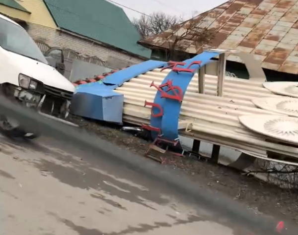 В Брянске два автомобиля сломали стелу «Чашин курган»
