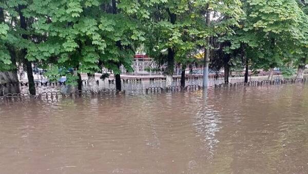 В Брянске улица Куйбышева после дождя ушла под воду