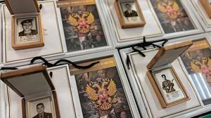 В Брянске родственникам погибших сотрудников Росгвардии вручили памятные жетоны