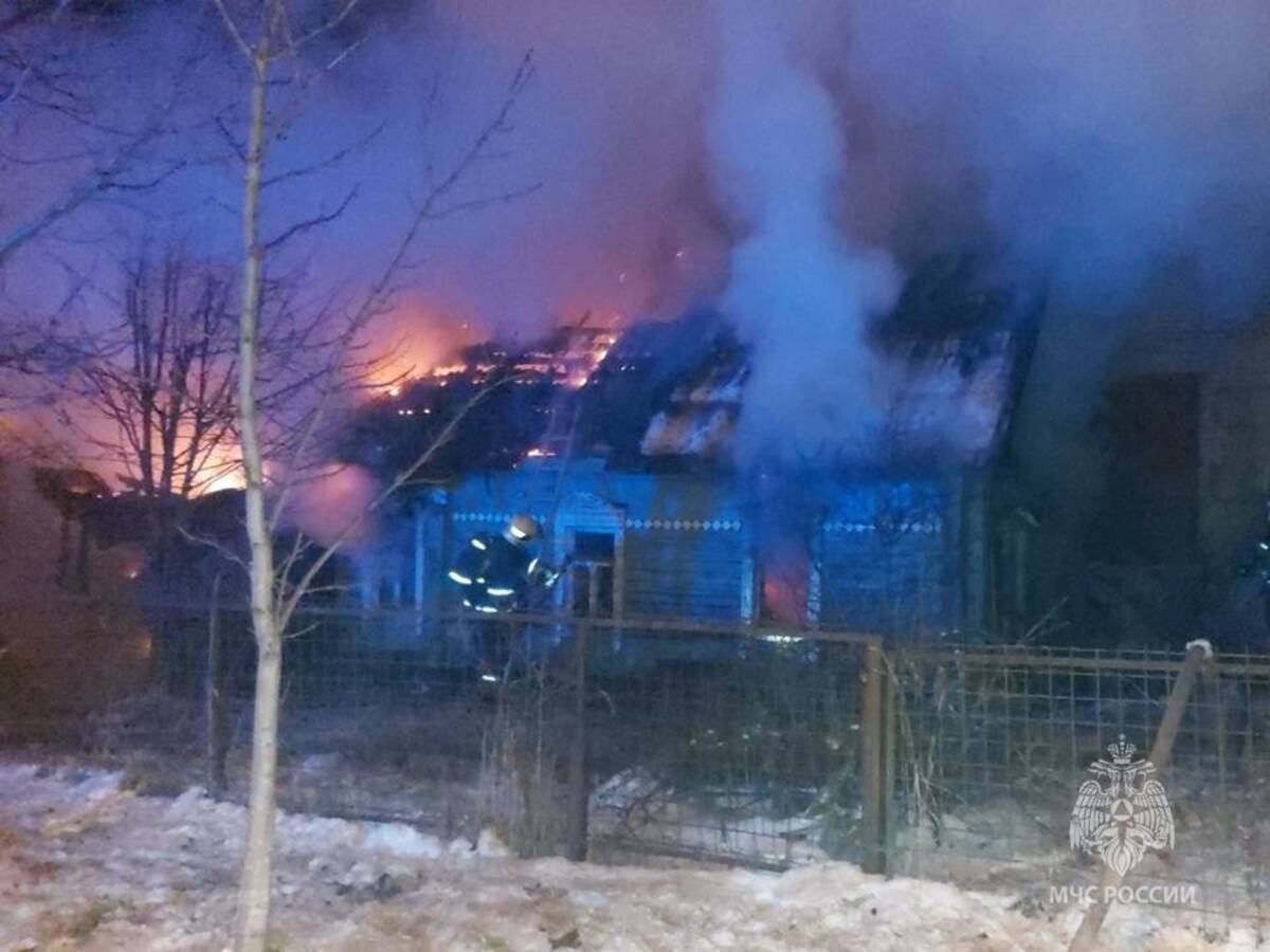В Володарском районе Брянска сгорел дом: есть пострадавший