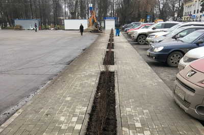 На площади перед ДК БМЗ в Брянске делают новый тротуар 