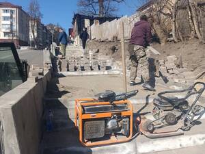 На улице Горького в Брянске приводят в порядок плитку после зимы