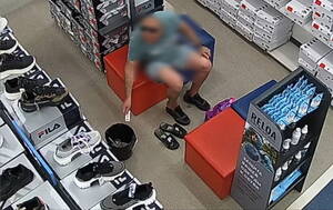 Брянского мастера переобуваться поймали на краже кроссовок