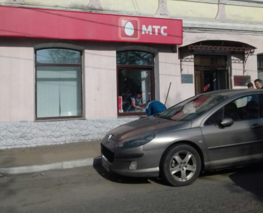 В Брянске неизвестные злоумышленники напали на салон связи МТС
