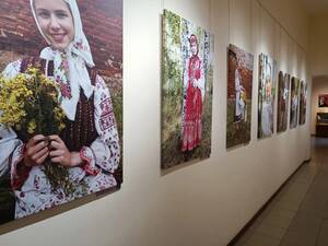 Фотовыставку брянских костюмов привезли в Калининградскую область