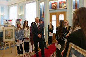 В Брянской облдуме открылась выставка детских рисунков о героях СВО