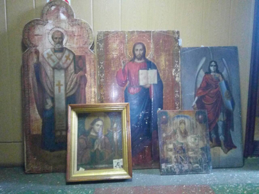 В Клинцах полиция вернула храму пять похищенных икон