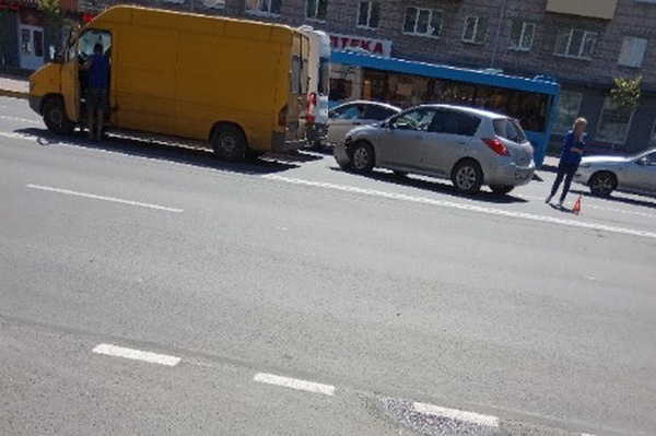 В Брянске на улице Никитина столкнулись фургон и легковушка