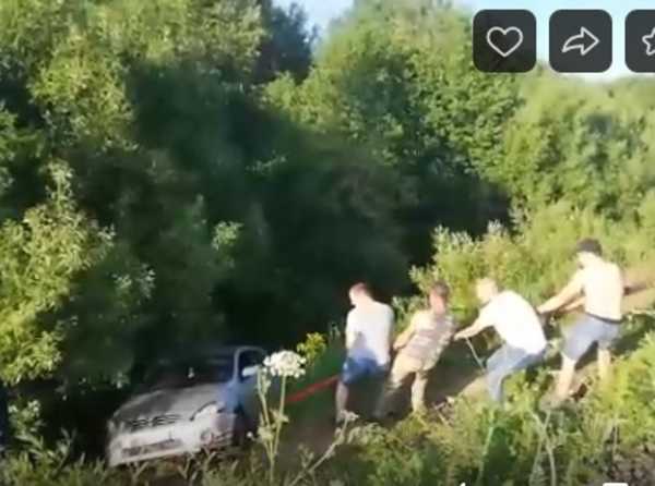 В Брянске водители вытащили улетевшую в кювет иномарку