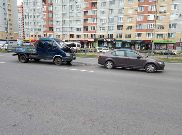 В Брянске на проспекте Станке Димитрова столкнулись легковушка и «Газель»