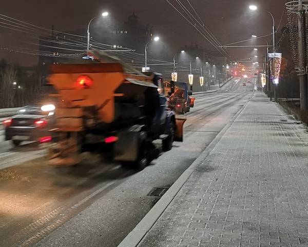 В Брянске дорожная техника вышла на борьбу со снегом