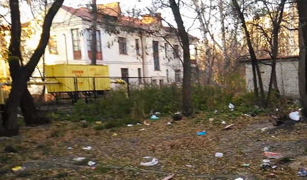 В Брянске блоггер Виткевич снял на видео мусорную красоту возле общаги БГТУ