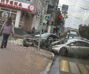 Злополучный перекрёсток: на Дуки в Брянске столкнулись две легковушки