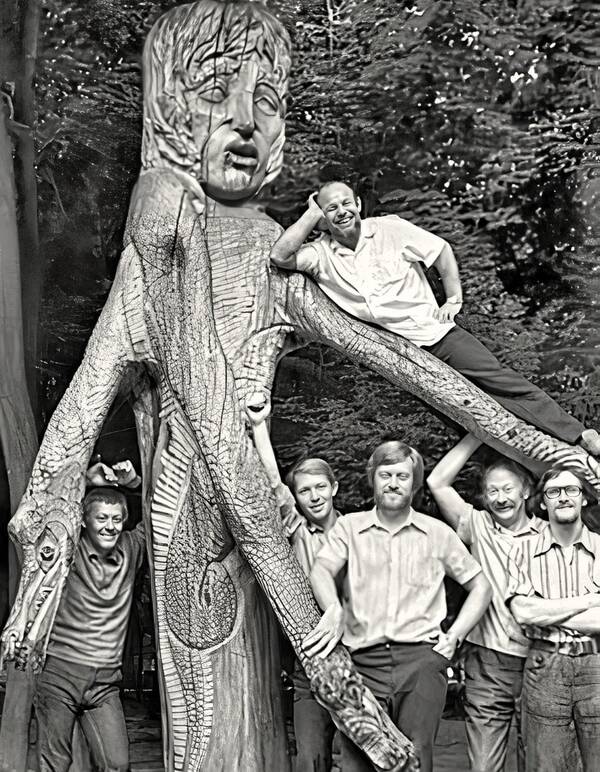 Резчики по дереву и директор Брянского парка-музея Динабургский (второй справа) у скульптуры 