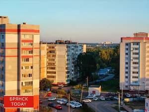 В Брянске провалился асфальт на стоянке, дорожках и детской площадке