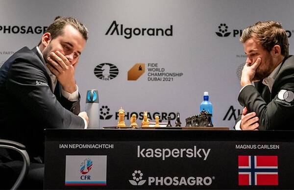 Брянский шахматист Непомнящий сыграл вничью третью партию с Карлсеном