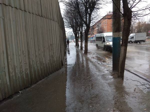 Брянца шокировал грязный тротуар на улице Красноармейской