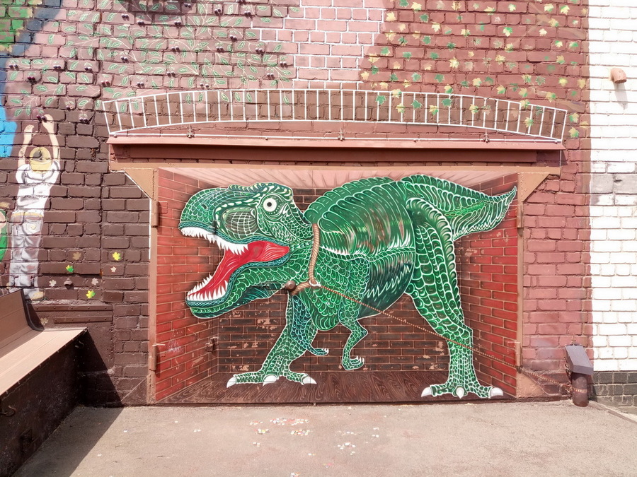 В Брянске художник посадил около гаража дракона
