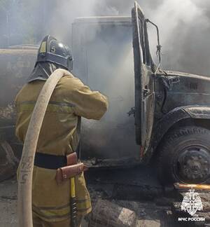 В Брянске огонь уничтожил грузовик