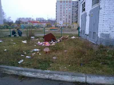 В Брянске устроили свалку возле детской площадки «Катюша»