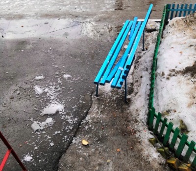 В Брянске упавшая с крыши наледь разбила скамейку у подъезда