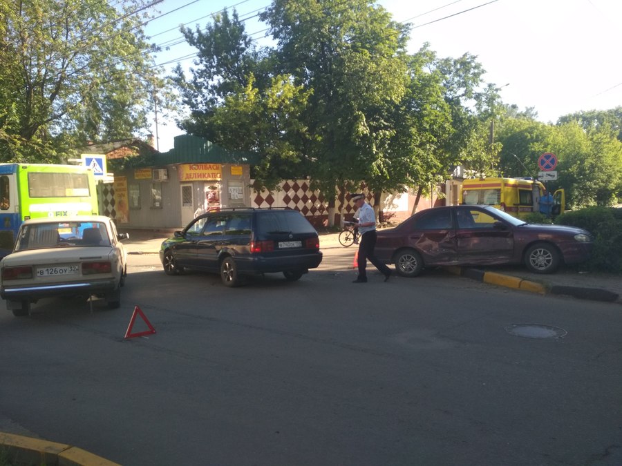 В Брянске автоледи на иномарке протаранила ВАЗ: ранена женщина