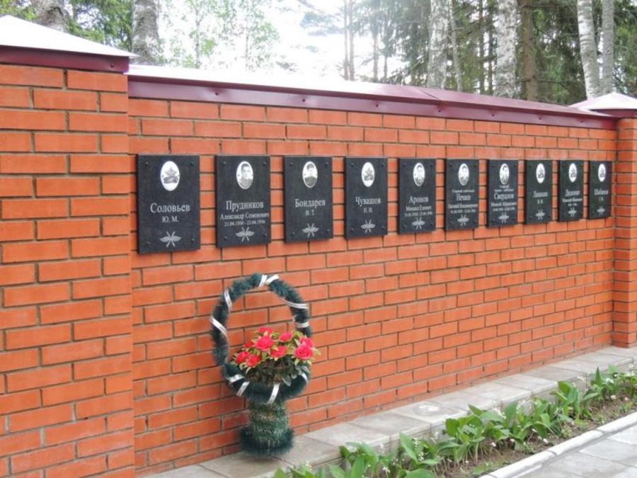 В Сеще на военном аэродроме открыли мемориал погибшим лётчикам