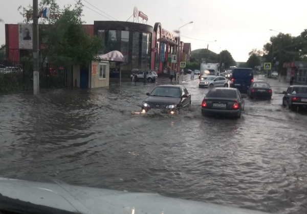 Проливной дождь затопил улицы в Клинцах