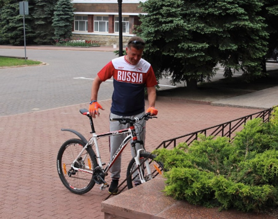 Глава Брянска Хлиманков приехал на работу на велосипеде