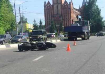 В Брянске 22-летняя девушка на мотоцикле влетела в выпавшую из КамАЗа плитку