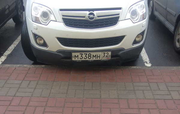 В Клинцах водитель «Опеля» поцарапал на парковке машины