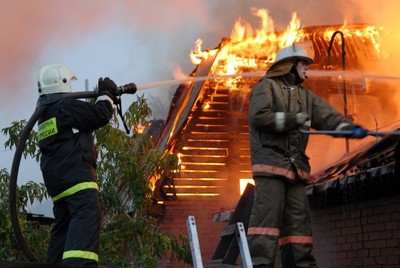 Под Брянском пожарные ровно час тушили горящий сарай