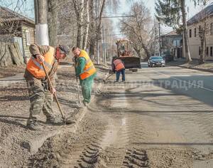 Дорожники вышли на улицы Брянска на борьбу с пылью и грязью