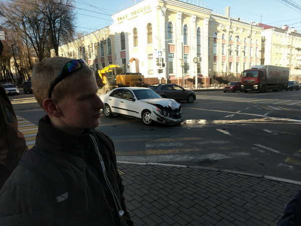 В Брянске два автомобиля столкнулись на проспекте Ленина