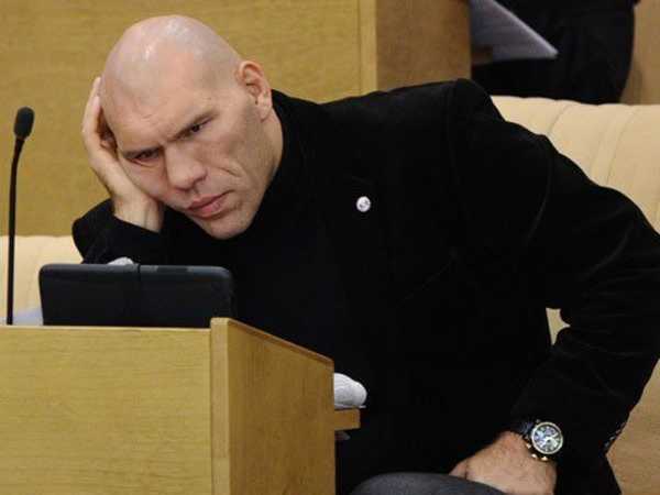 Брянского депутата Валуева просят лайкнуть фото из-за поцелуя девушки