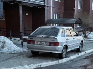 «С коляской не зайти»: на проспекте Московском автохам перегородил вход в подъезд