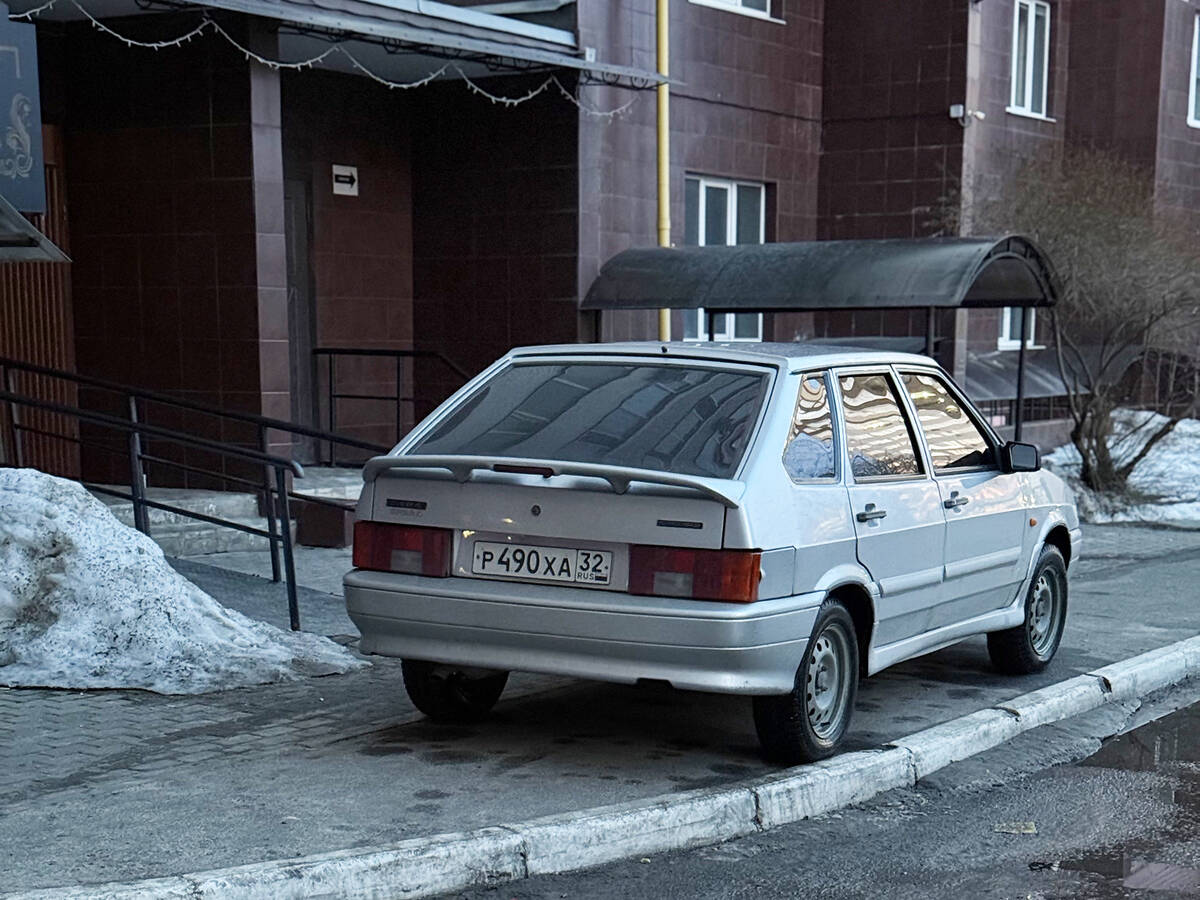 «С коляской не зайти»: на проспекте Московском автохам перегородил вход в подъезд