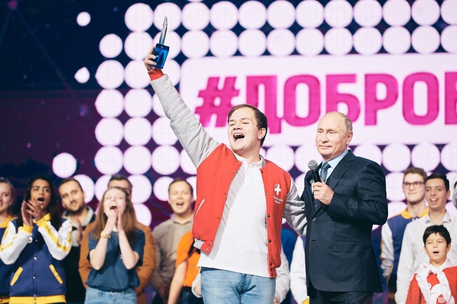 Президент Путин вручил брянцу Антону Коротченко награду «Волонтер года»