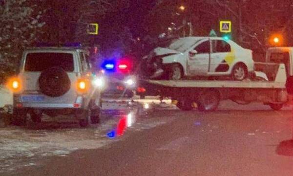 В Брянске в ДТП погиб пассажир Renault с эмблемой такси «Яндекс»