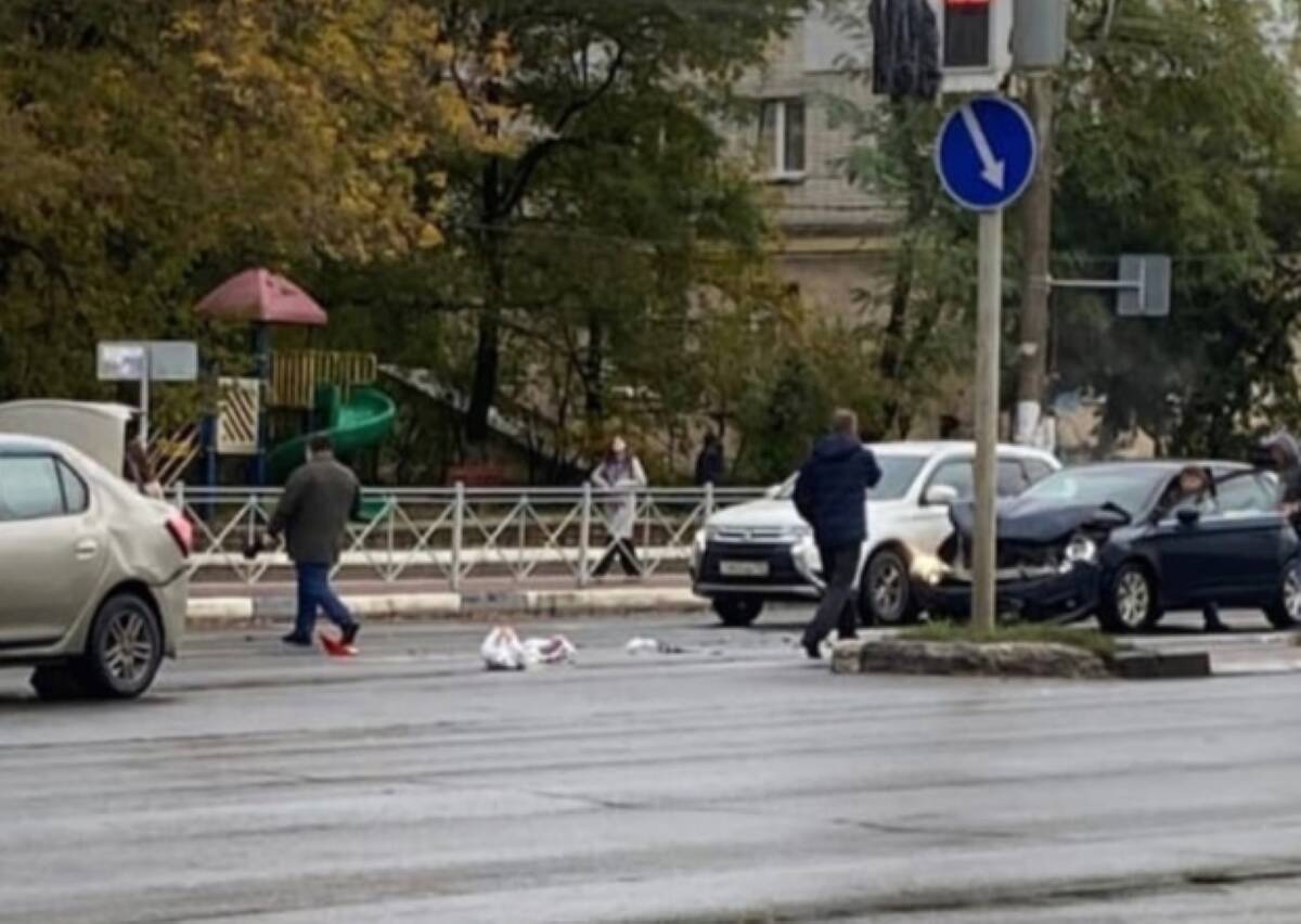 В Брянске на Московском проспекте разбились 2 легковушки