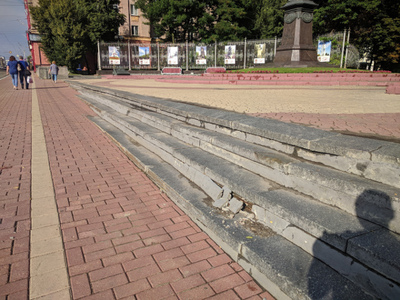 В Брянске сняли на фото разруху возле памятника Тютчеву