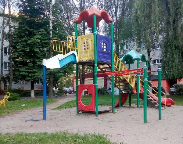 В Брянске на Авиационной сломали горку на детской площадке