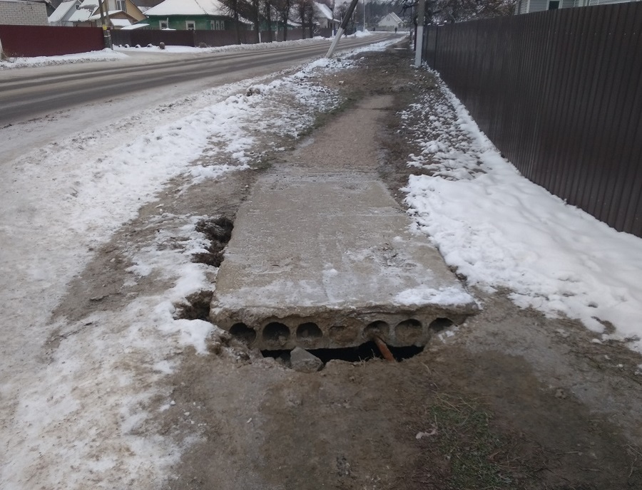 В Жуковке коммунальщики провал на тротуаре закрыли опасной плитой