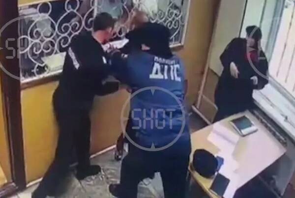 На Урале пьяный мужчина из ревности пырнул себя ножом в отделении полиции
