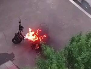 В Брянске во дворе многоэтажки вспыхнул электровелосипед
