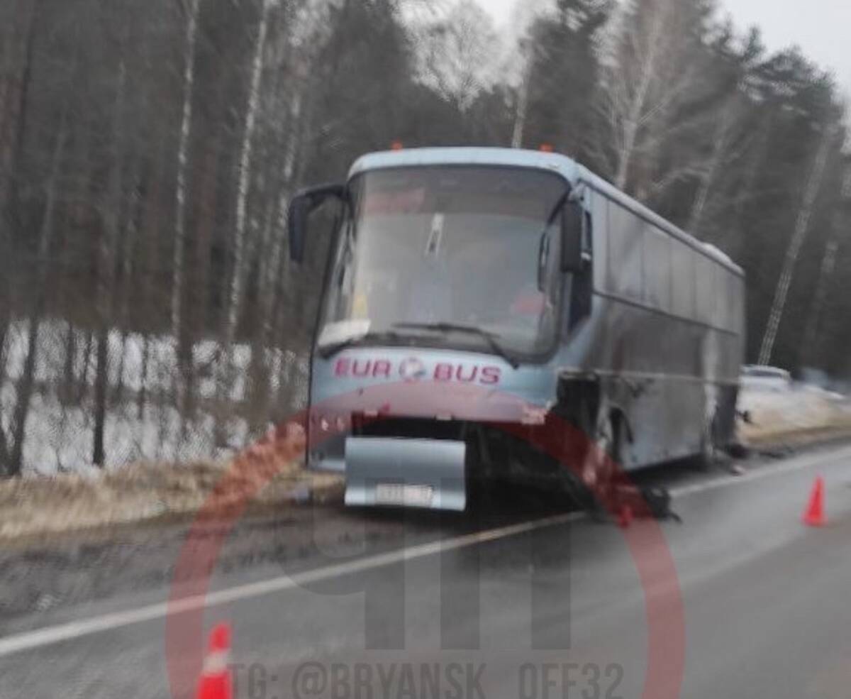 В ДТП под Унечей попали легковушка и автобус | 22.12.2023 | Брянск -  БезФормата