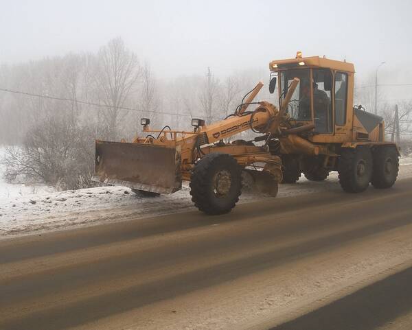 В Брянской области 156 машин спецтехники очищают дороги от снега и льда