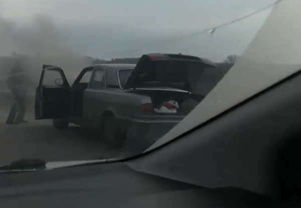 В Брянске сняли на видео горящую машину на улице Бурова