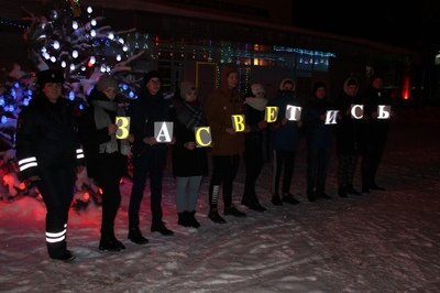 В Стародубе на ледовом катке выстроили светящуюся инсталляцию 